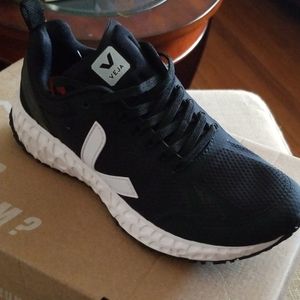 Brand New Veja Condor Mesh Black and White